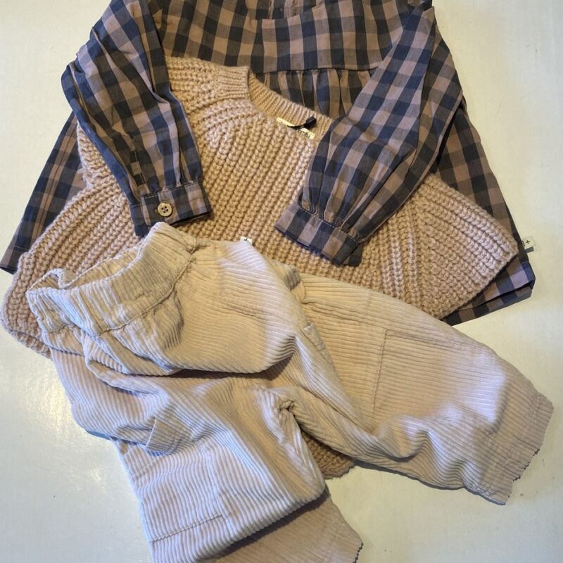 Camicia in cotone invernale quadrettato, gilet in lana a coste con manica calata, pantalone in velluto a coste rosa cipria, tutto dalla 3 mesi alla 4 anni
